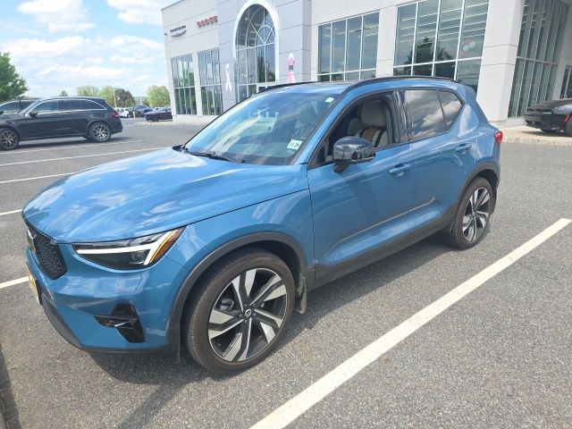 2025 Volvo XC40 B5 Ultra Dark AWD's photo