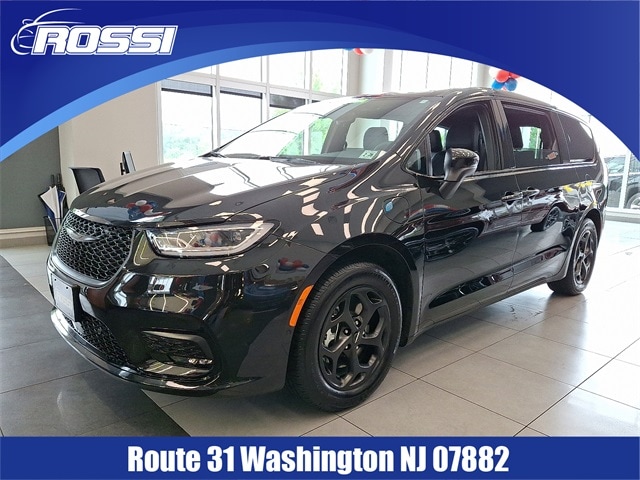 2023 Chrysler Pacifica Hybrid Touring L's photo