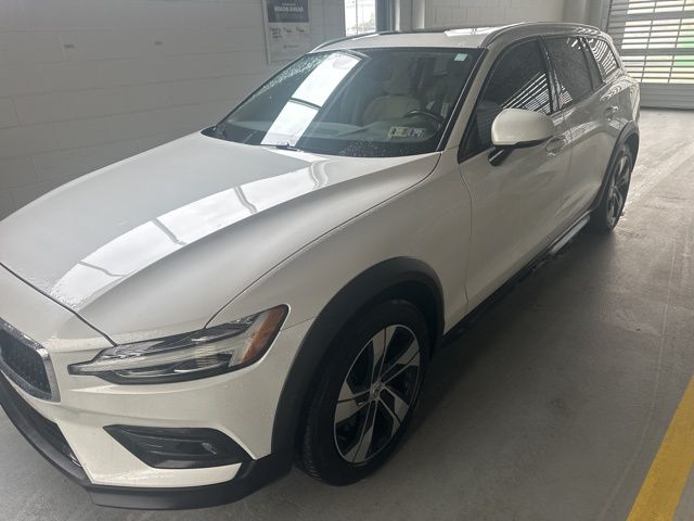 2021 Volvo V60 Cross Country Base