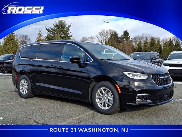 2026 Chrysler Pacifica Select's photo