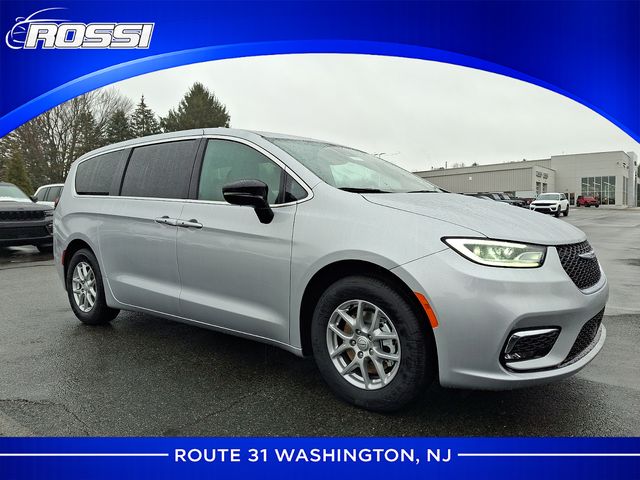 2026 Chrysler Pacifica Select's photo