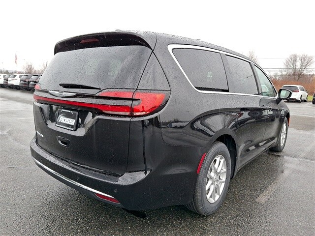2026 Chrysler Pacifica photo 2
