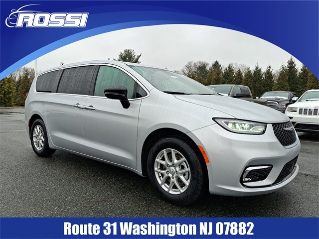 2026 Chrysler Pacifica Select's photo