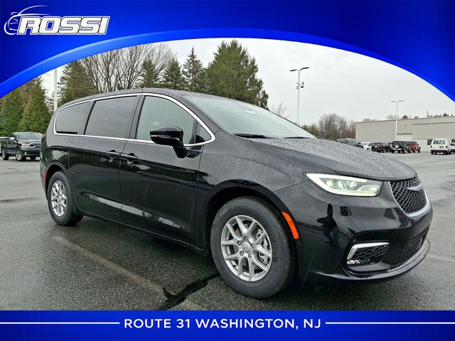 2026 Chrysler Pacifica Select's photo