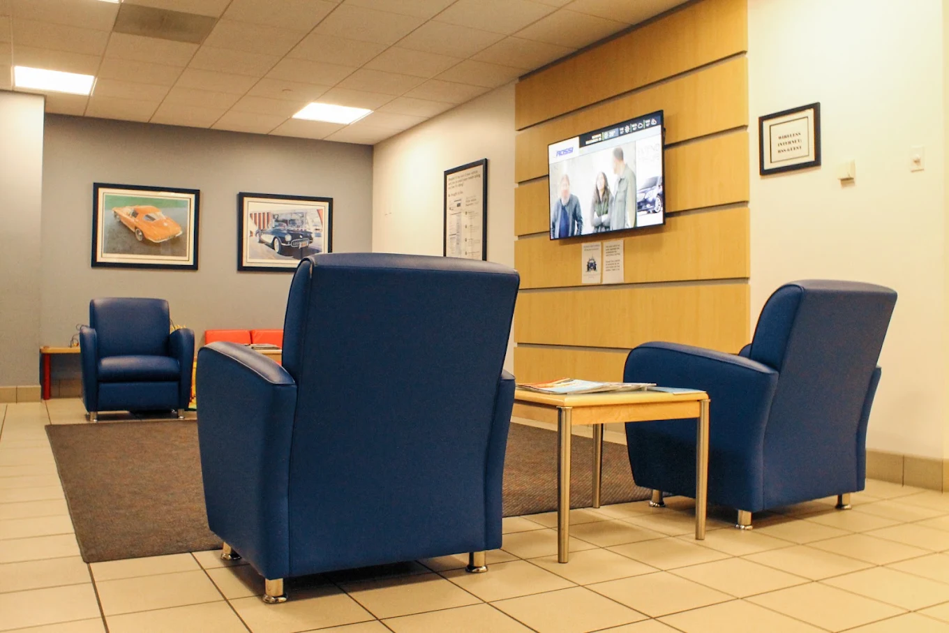 Customer seating inside the Rossi Chevrolet service lounge