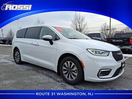 2023 Chrysler Pacifica Plug-In Hybrid Touring L Van Passenger Van