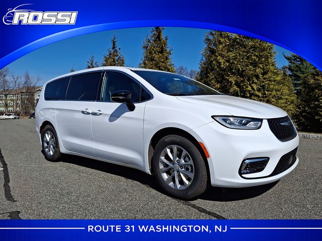 2026 Chrysler Pacifica Limited's photo