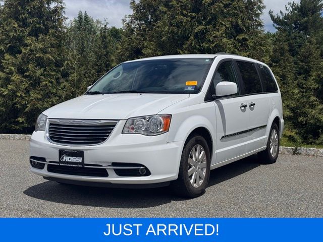 2016 Chrysler Town & Country Touring's photo