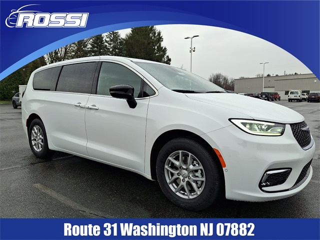 2026 Chrysler Pacifica Select's photo