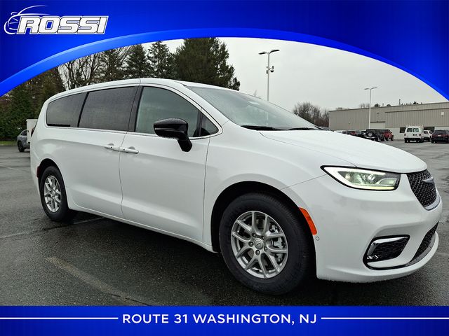 2026 Chrysler Pacifica Select's photo