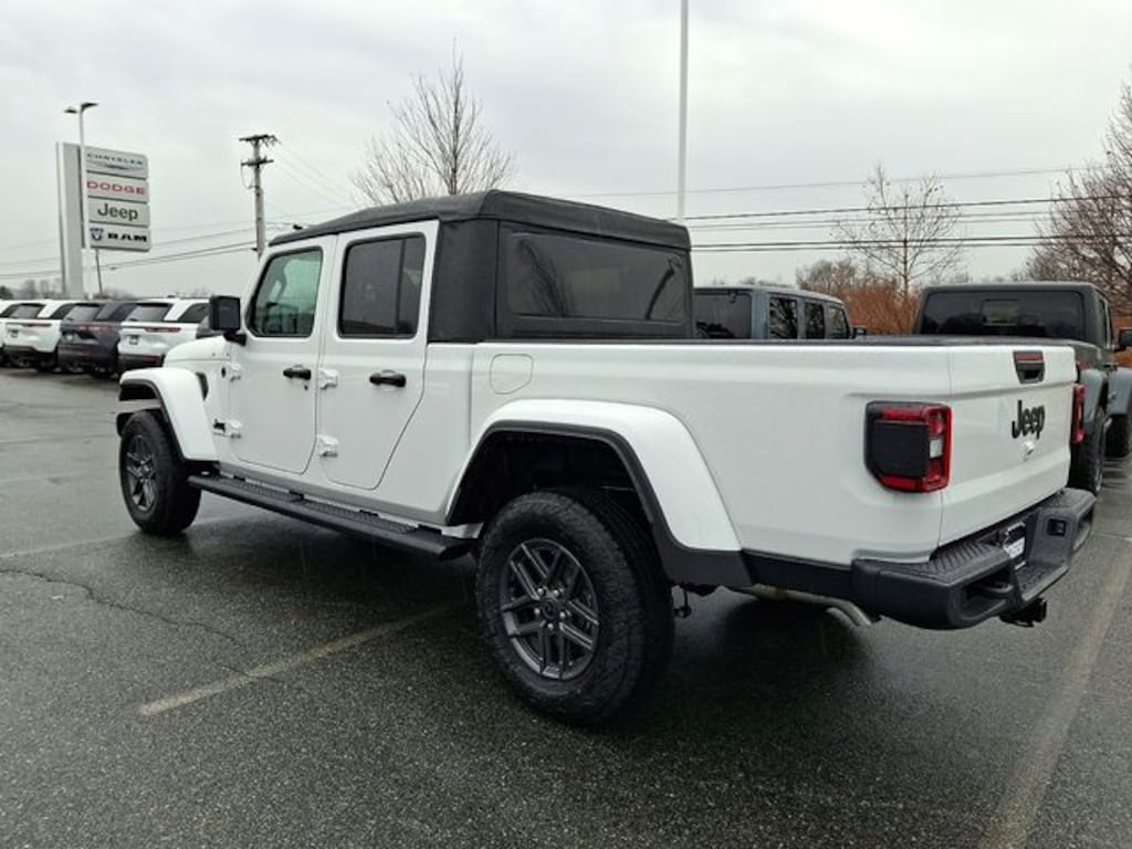 New 2026 Jeep Gladiator Sport S Pickup