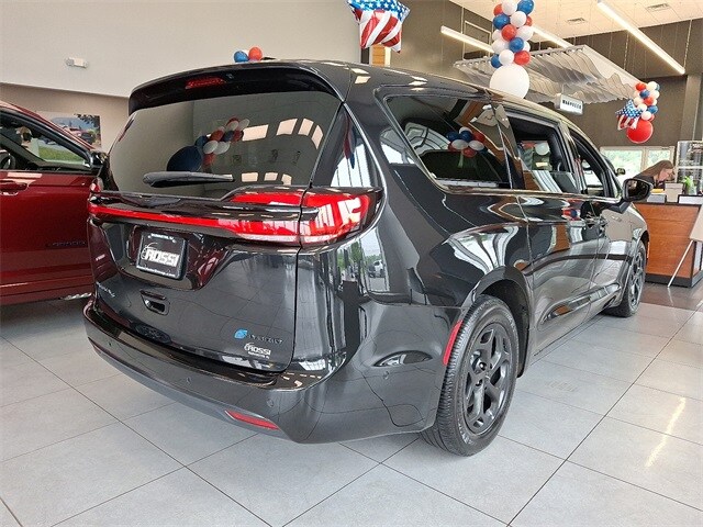2023 Chrysler Pacifica Hybrid Touring L photo 3