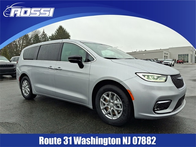 2026 Chrysler Pacifica Select's photo