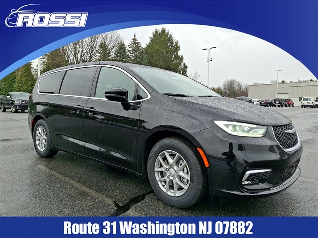 2026 Chrysler Pacifica Select's photo