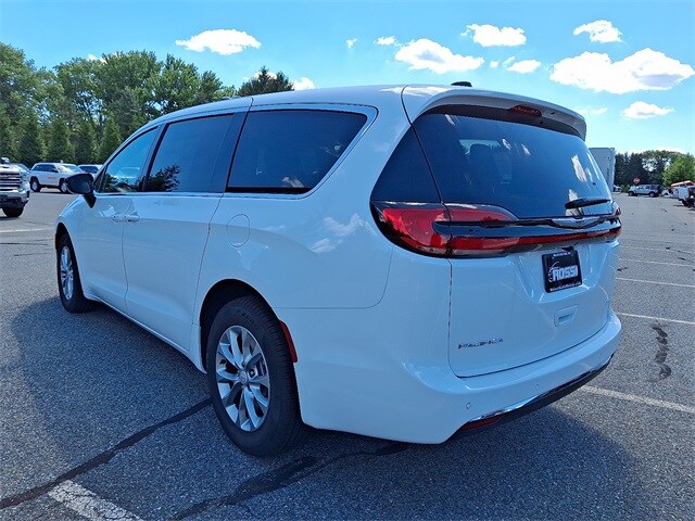 2026 Chrysler Pacifica photo 4