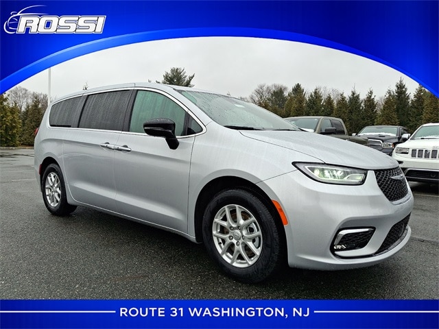 2026 Chrysler Pacifica Select's photo