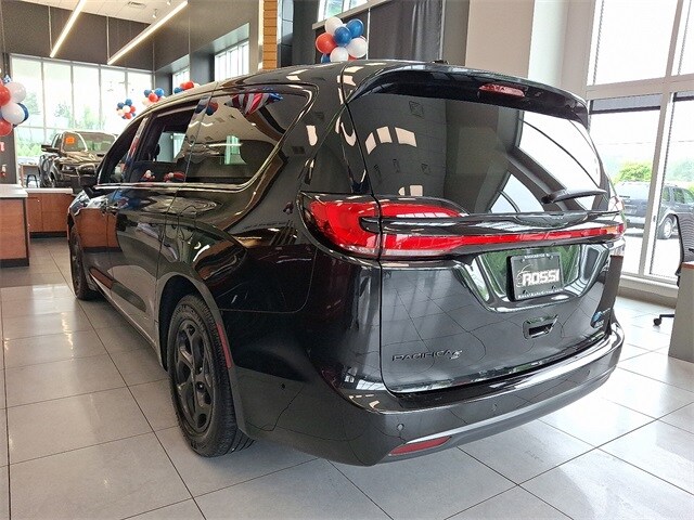 2023 Chrysler Pacifica Hybrid Touring L photo 2