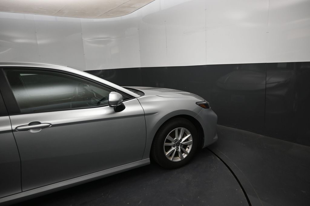 2025 Toyota Camry LE - Photo 9