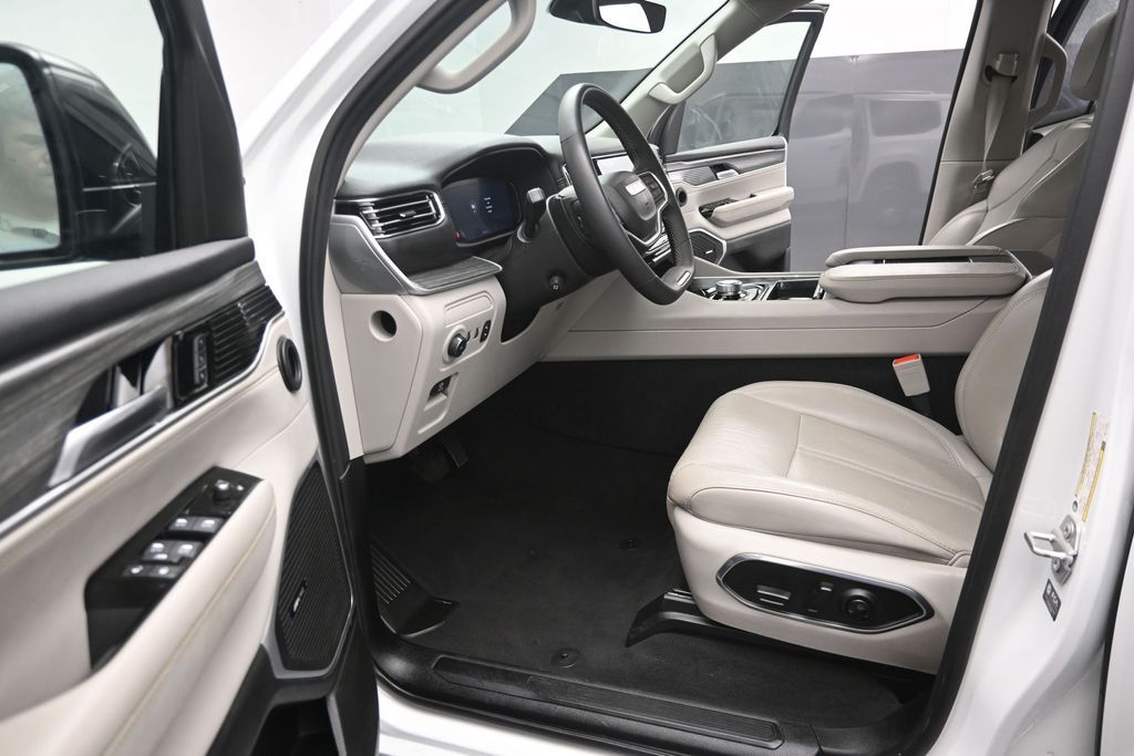 2024 Jeep Wagoneer L Series II - Photo 10