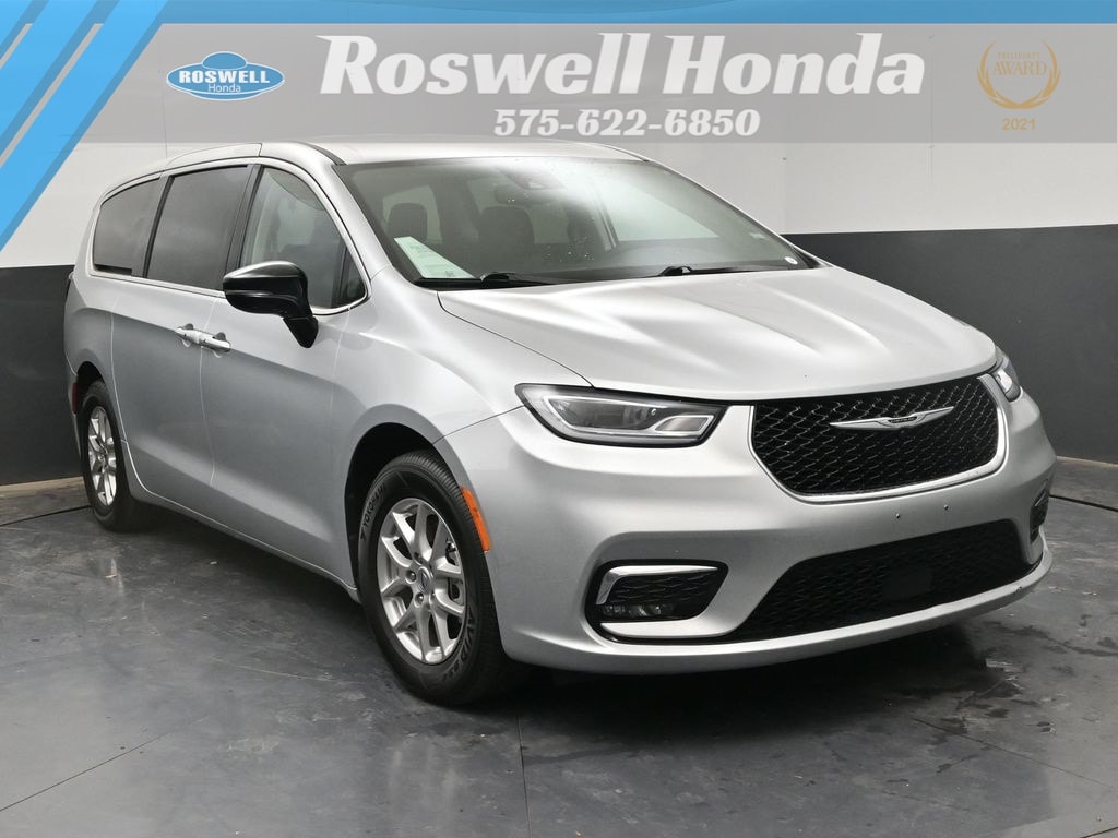 2024 Chrysler Pacifica Touring L's photo