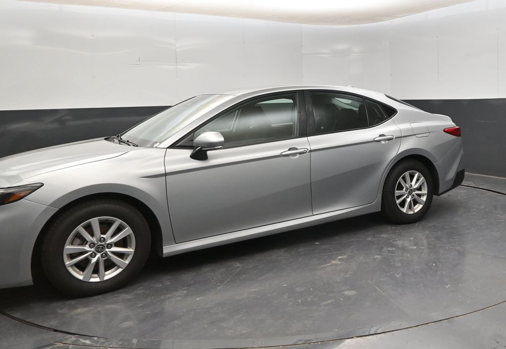 2025 Toyota Camry LE - Photo 4