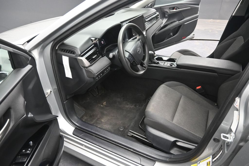 2025 Toyota Camry LE - Photo 10