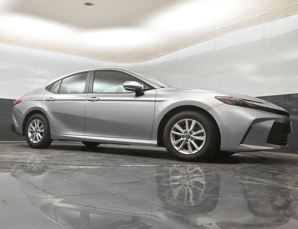 2025 Toyota Camry LE - Photo 14
