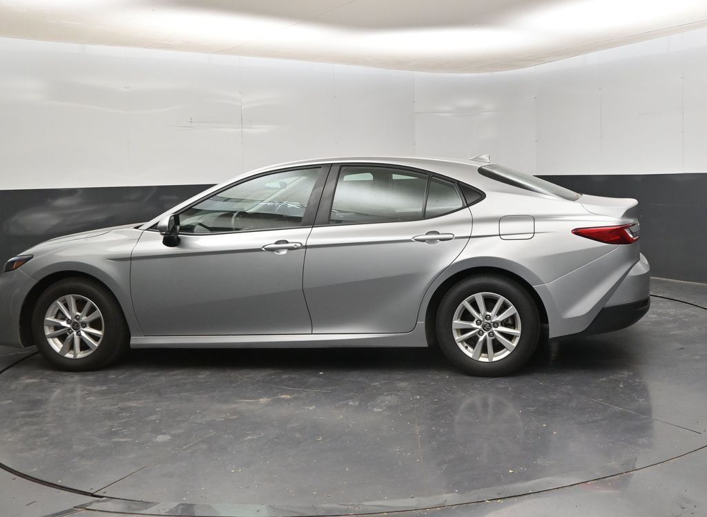 2025 Toyota Camry LE - Photo 5