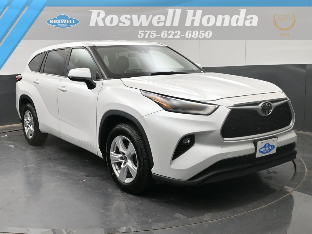 2023 Toyota Highlander LE's photo