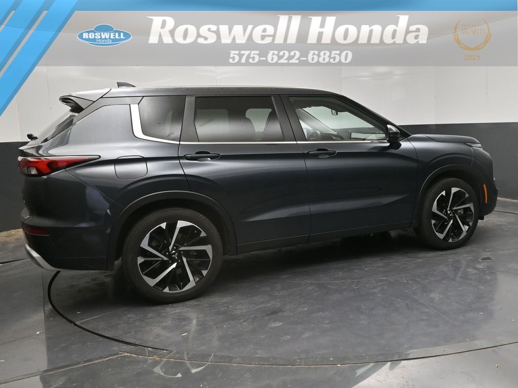 2024 Mitsubishi Outlander SE's photo