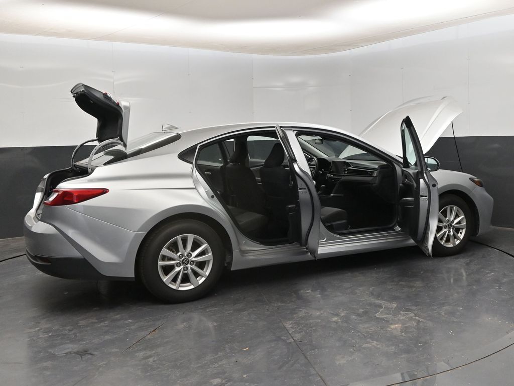 2025 Toyota Camry LE - Photo 32