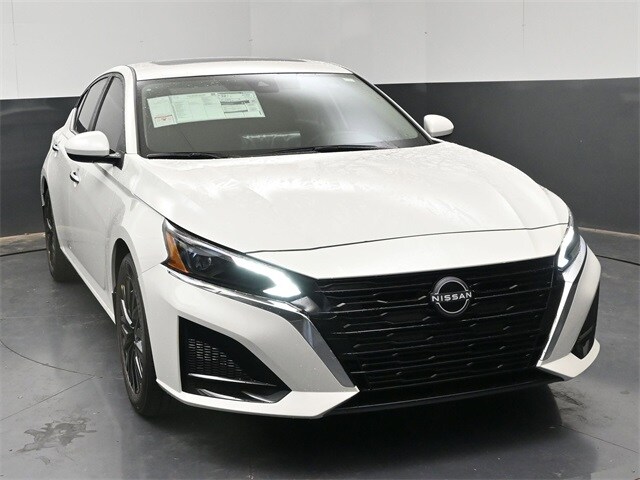 2025 Nissan Altima SV photo 2