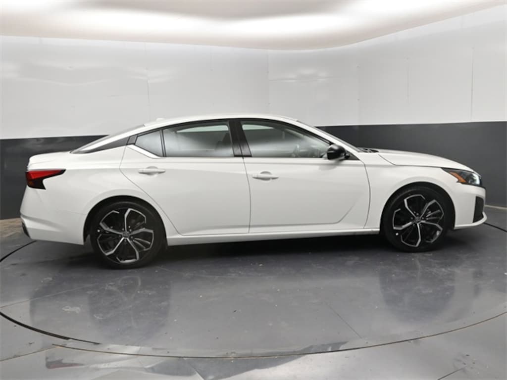 Used 2023 Nissan Altima 2.5 SR Sedan