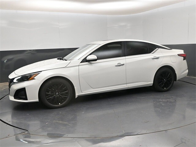 2025 Nissan Altima SV photo 4