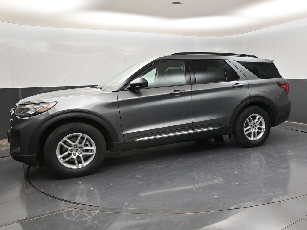 2025 Ford Explorer photo 2