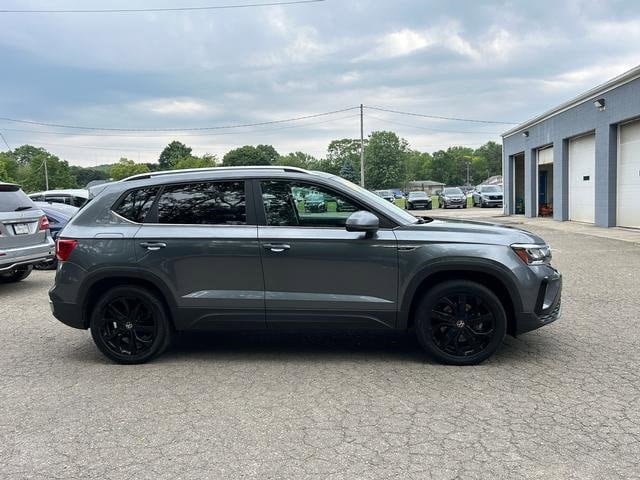 Used 2022 Volkswagen Taos SE with VIN 3VVPX7B25NM085828 for sale in Erie, PA