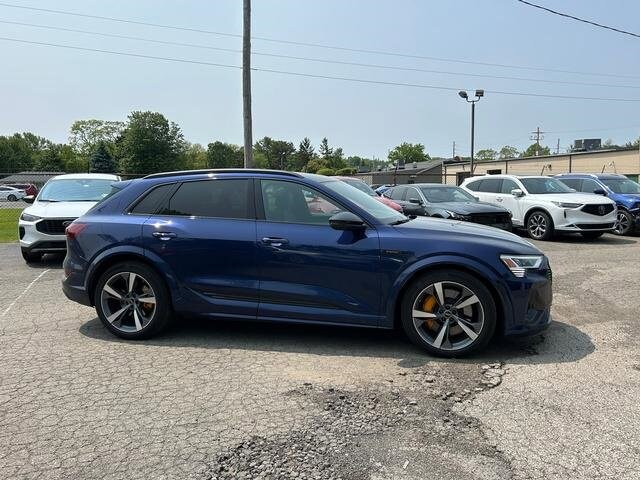 2022 Audi e-tron Premium Plus photo 2