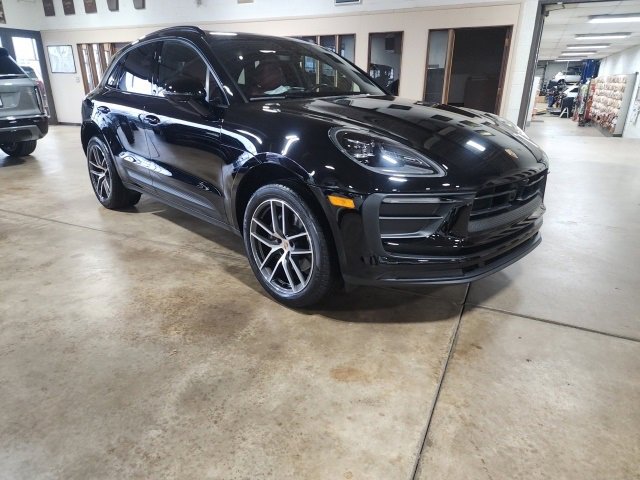 2024 Porsche Macan Base photo 3