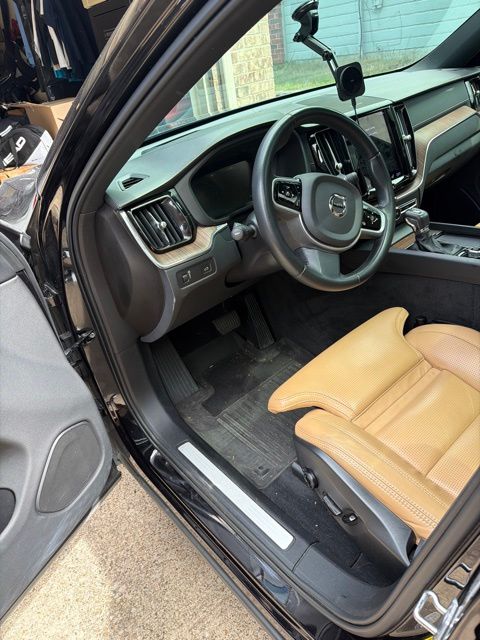 2021 Volvo XC60 T5 Inscription photo 3
