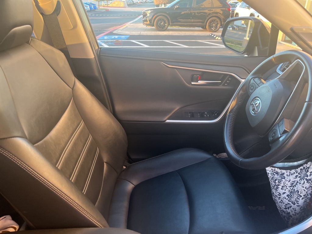 2019 Toyota RAV4 Limited photo 3