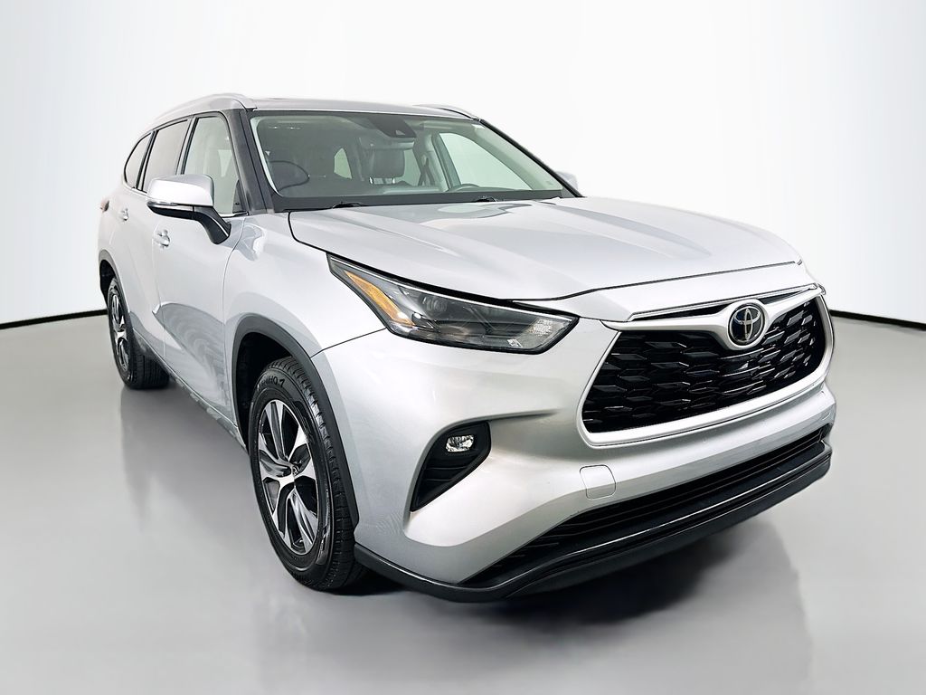 2022 Toyota Highlander XLE photo 3