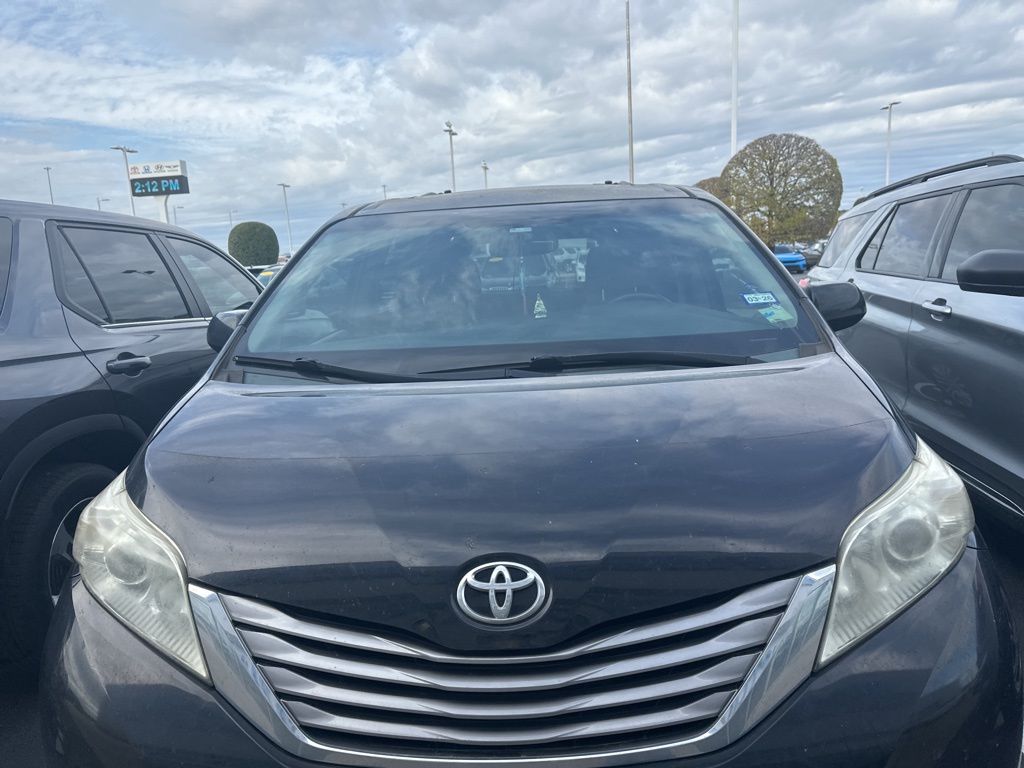 2015 Toyota Sienna XLE photo 2