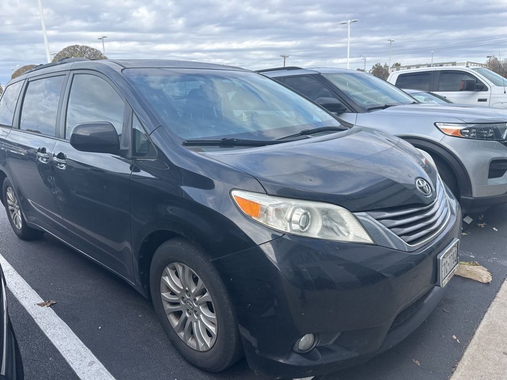 2015 Toyota Sienna XLE photo 3
