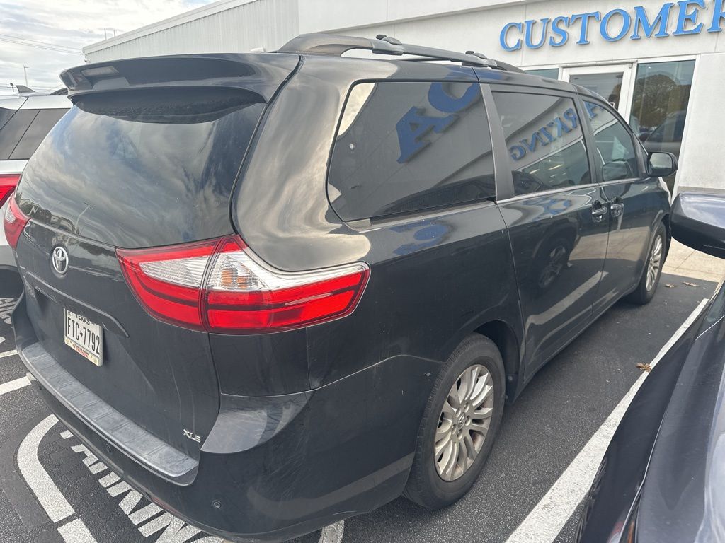 2015 Toyota Sienna XLE photo 4