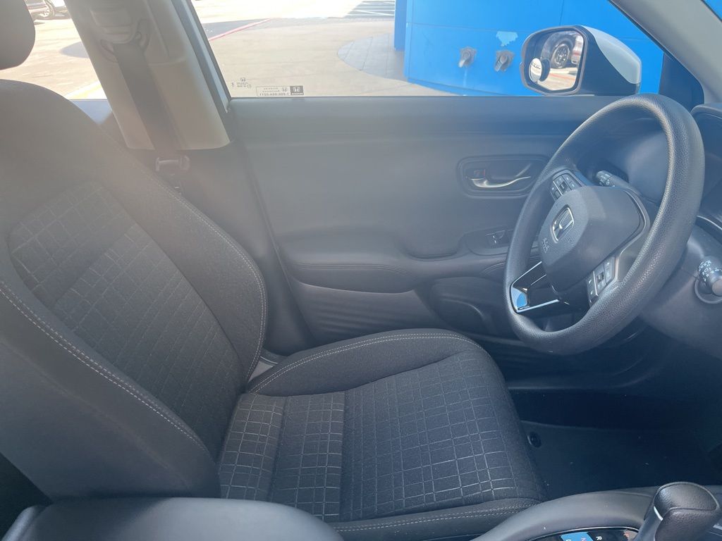 2025 Honda HR-V LX photo 4