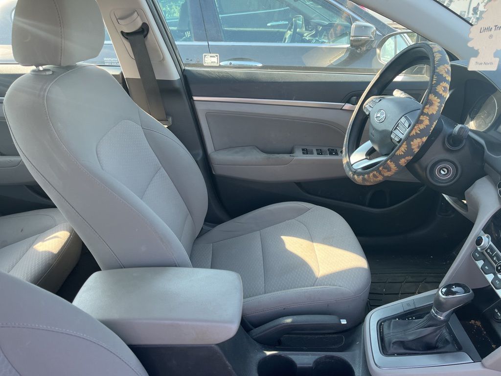 2020 Hyundai Elantra SEL photo 4