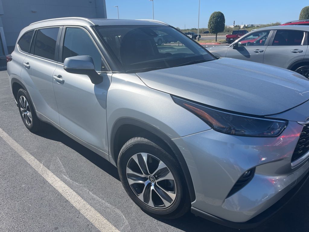 2024 Toyota Highlander XLE photo 3
