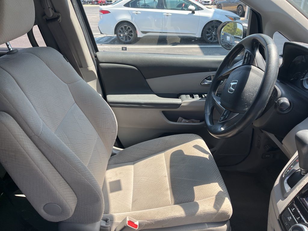 2016 Honda Odyssey SE photo 3
