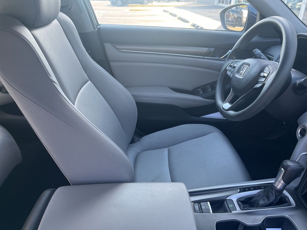 2019 Honda Accord LX photo 4