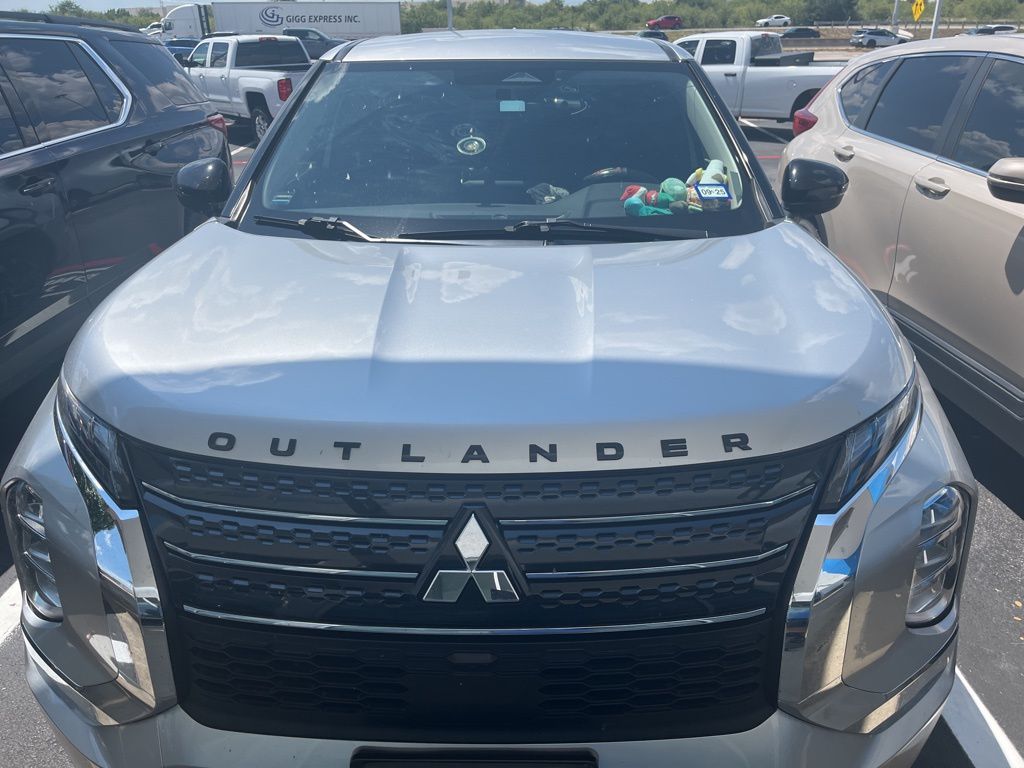 2022 Mitsubishi Outlander ES photo 2